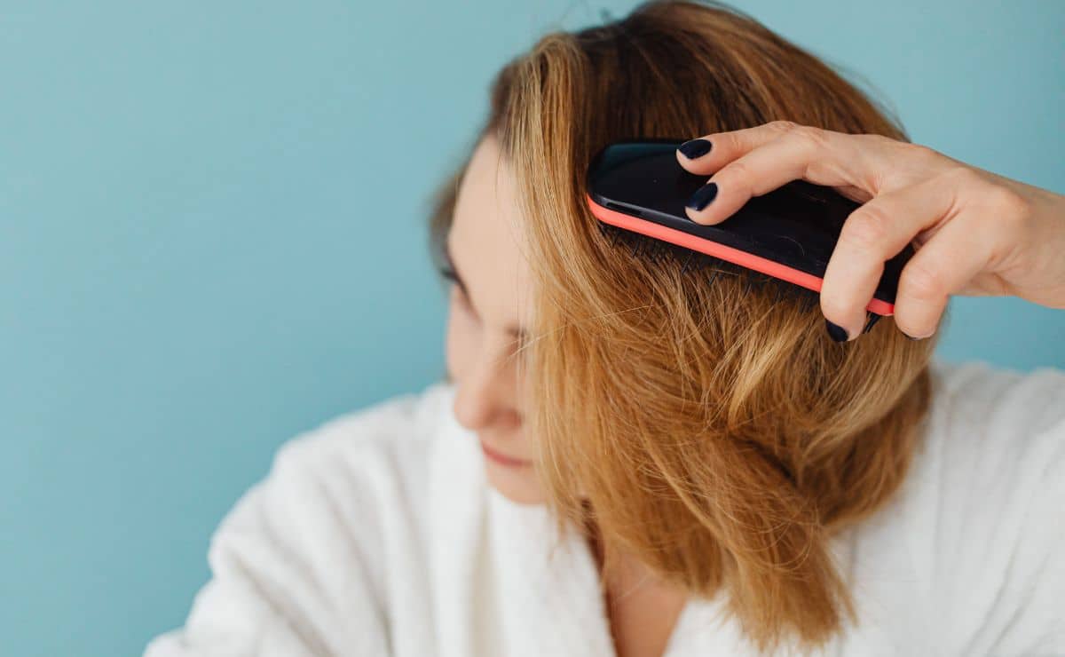Cepillar el cuero cabelludo: El truco viral para que el pelo crezca más fuerte