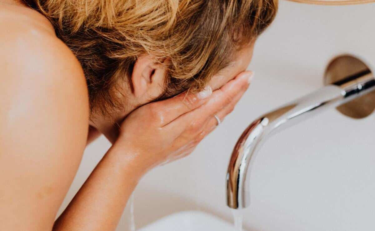 ¿Es bueno lavarse la cara por las mañanas? ¿sí o no?